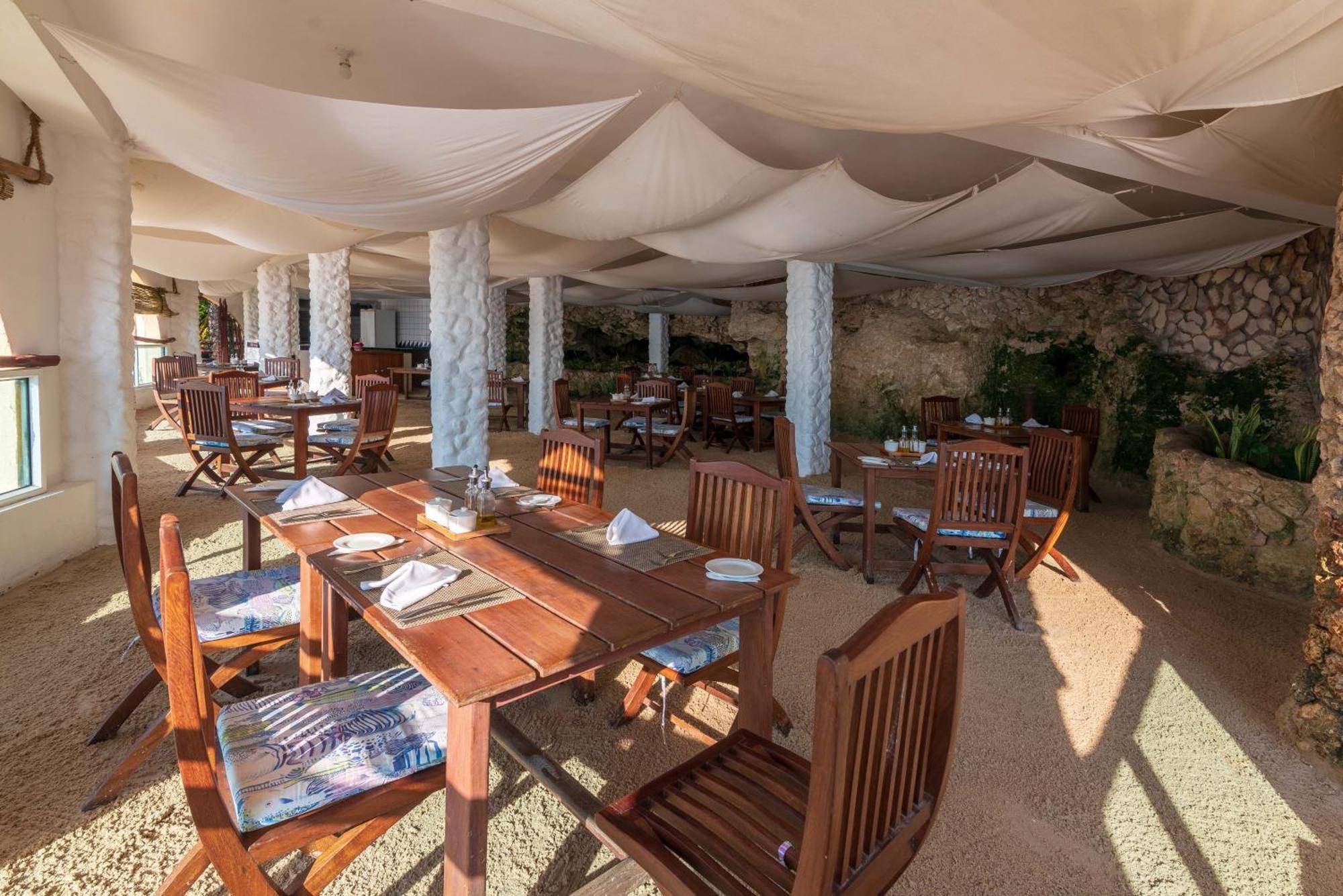 Bahari Beach Hotel Mombasa Eksteriør billede