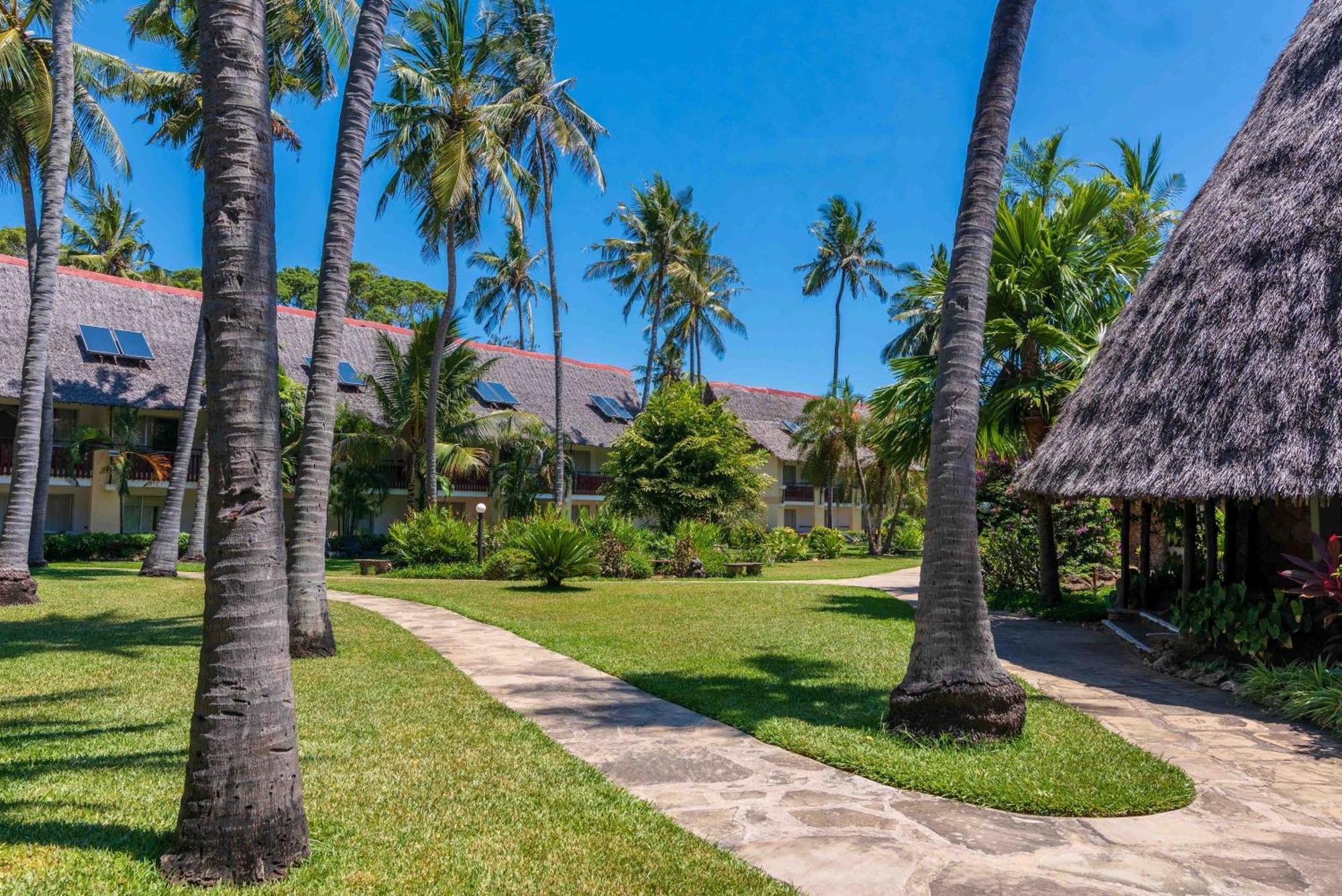 Bahari Beach Hotel Mombasa Eksteriør billede