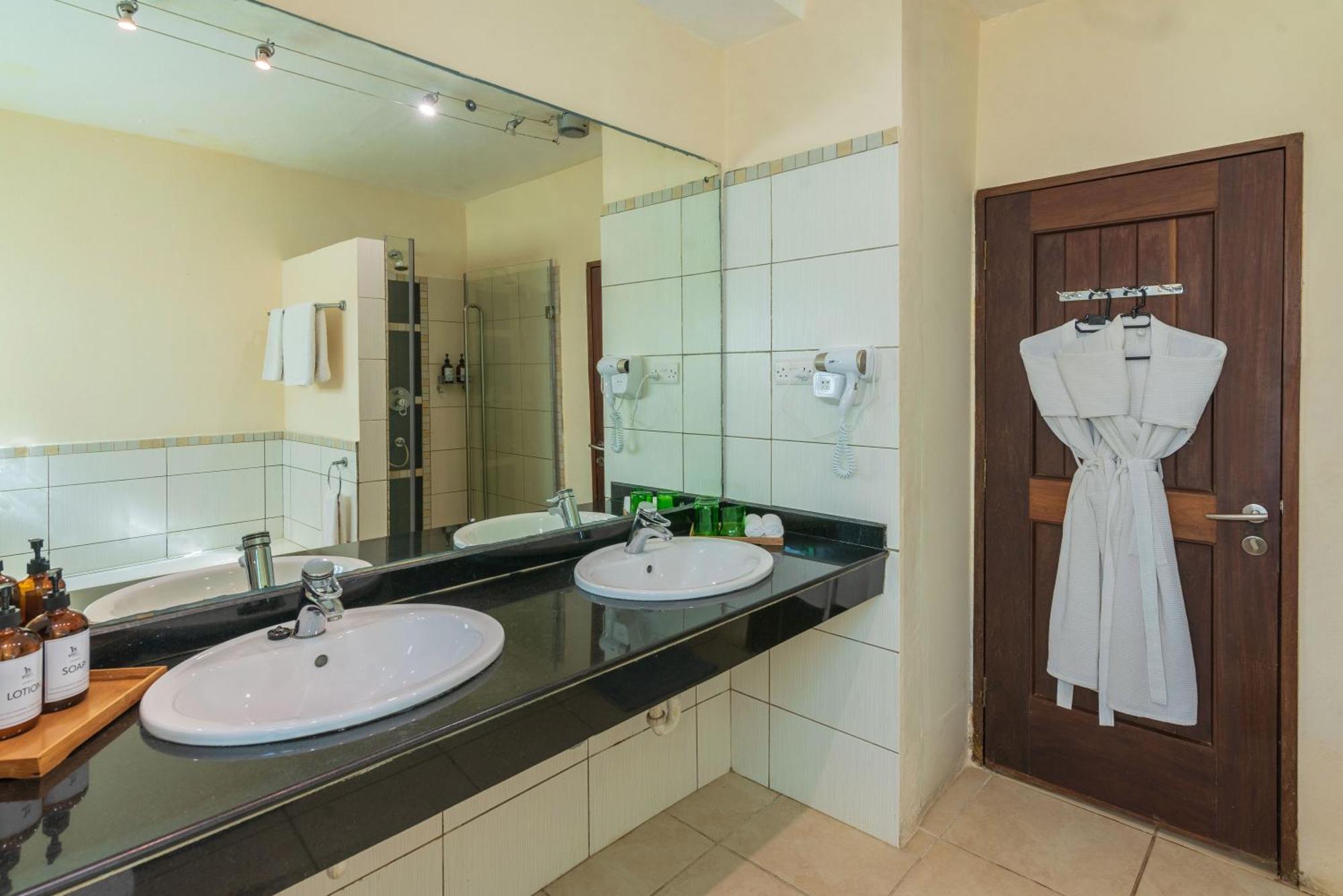 Bahari Beach Hotel Mombasa Eksteriør billede